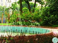 从溪径一隅看喷泉的亲密视角